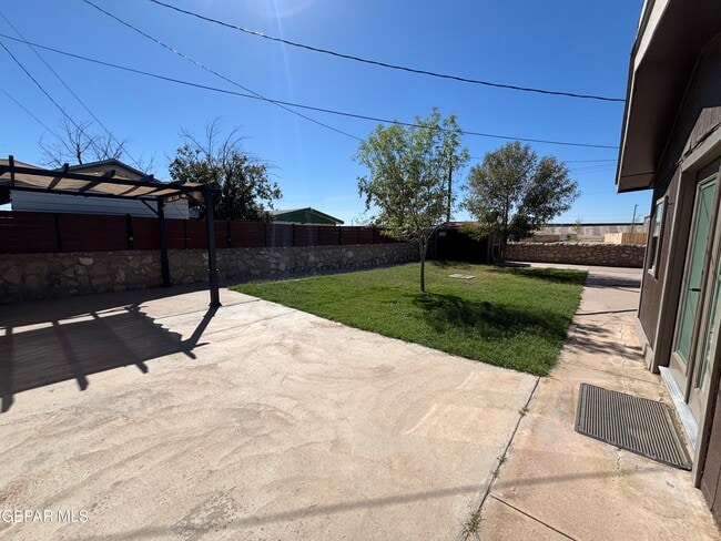 Building Photo - 201 Romeria Dr