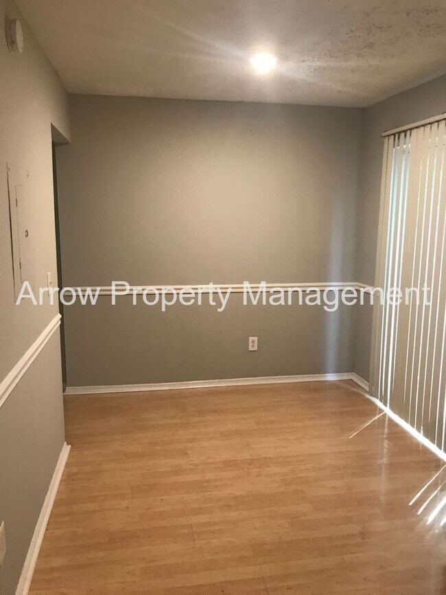 Building Photo - Great 2 Bedroom Townhome on Quiet Dead-End Street!