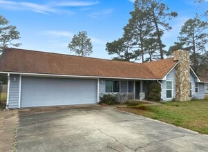 Building Photo - Spacious 3BR/2BA Home with Bonus Spaces & Large Fenced Yard