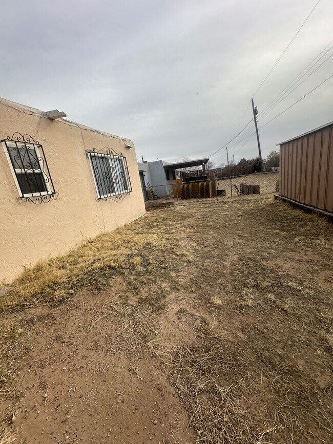 Building Photo - Welcome to this charming 3-bedroom, 2-bathroom home located in Albuquerque, NM