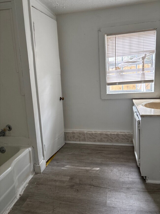 Building Photo - 1105 N McLemore Ave