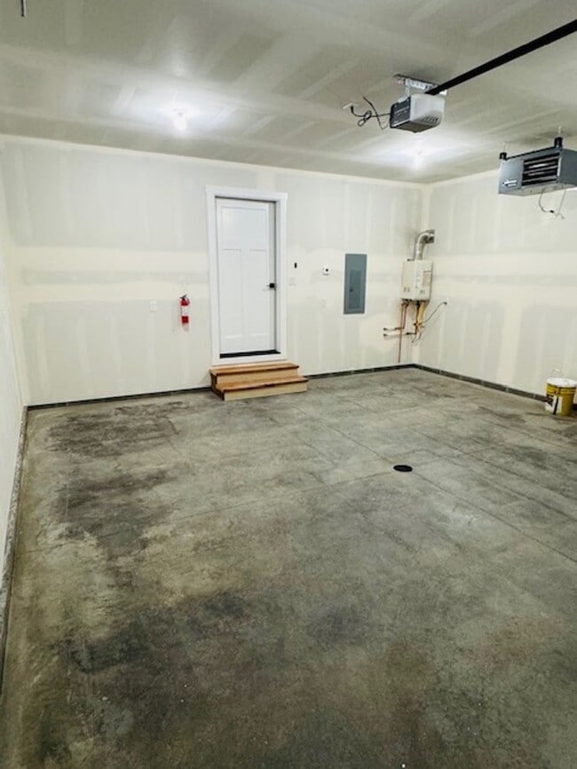 Building Photo - Brand New Duplex with upgraded finishes th...