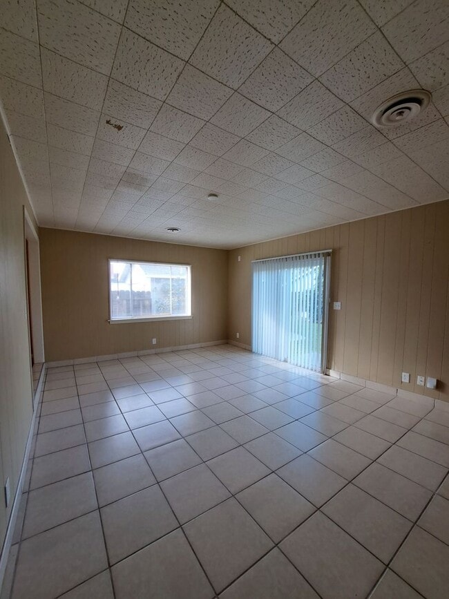 Building Photo - Single-Level 2BR Apartment with Garage in Fresno!