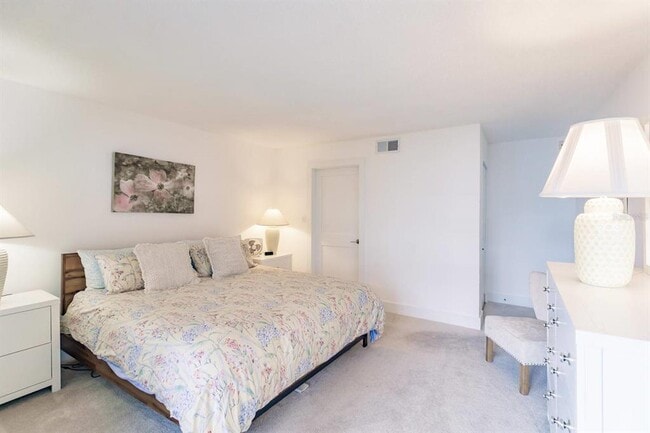 Building Photo - 1055 W Peppertree Dr