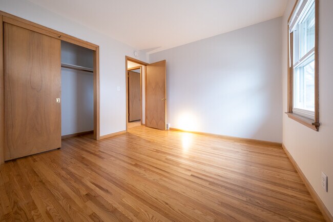 Building Photo - 10932 Russell Ave S