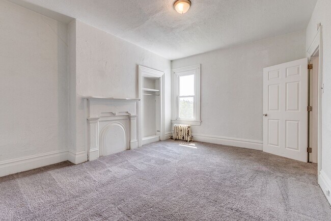 Building Photo - AVAILABLE July 2026 - Huge 5 Bedroom, 2 Bath Home in South Side Slopes w/ Garage Attached!