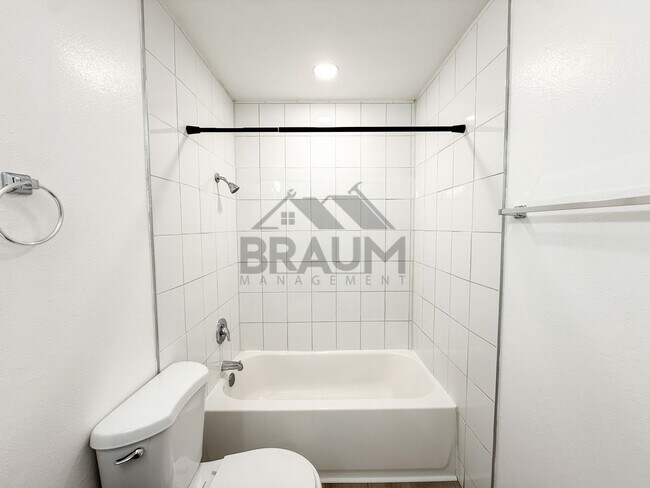 Building Photo - 14801 Delano St