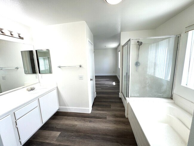 Building Photo - Beautiful 3 Bedrooms, 2.5 Baths Single Family Home with Golf Course Views For Lease