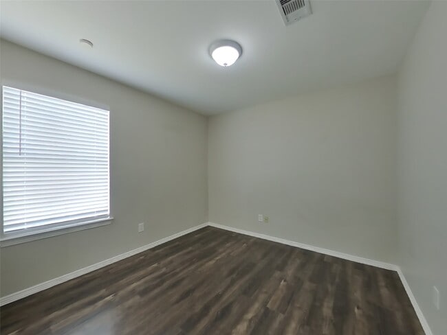 Building Photo - 2002 Briar Grove Dr