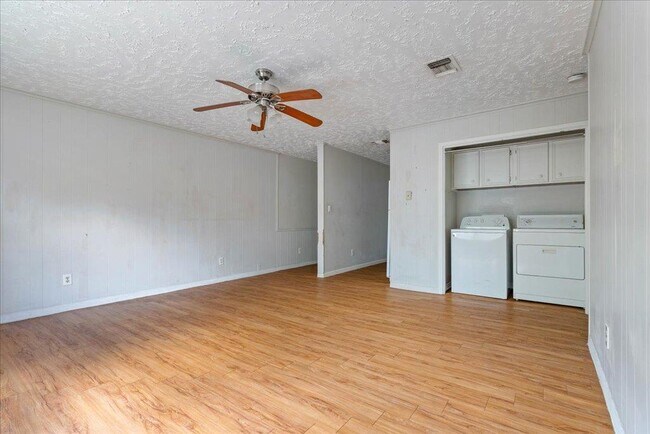Building Photo - 906 N LBJ Dr