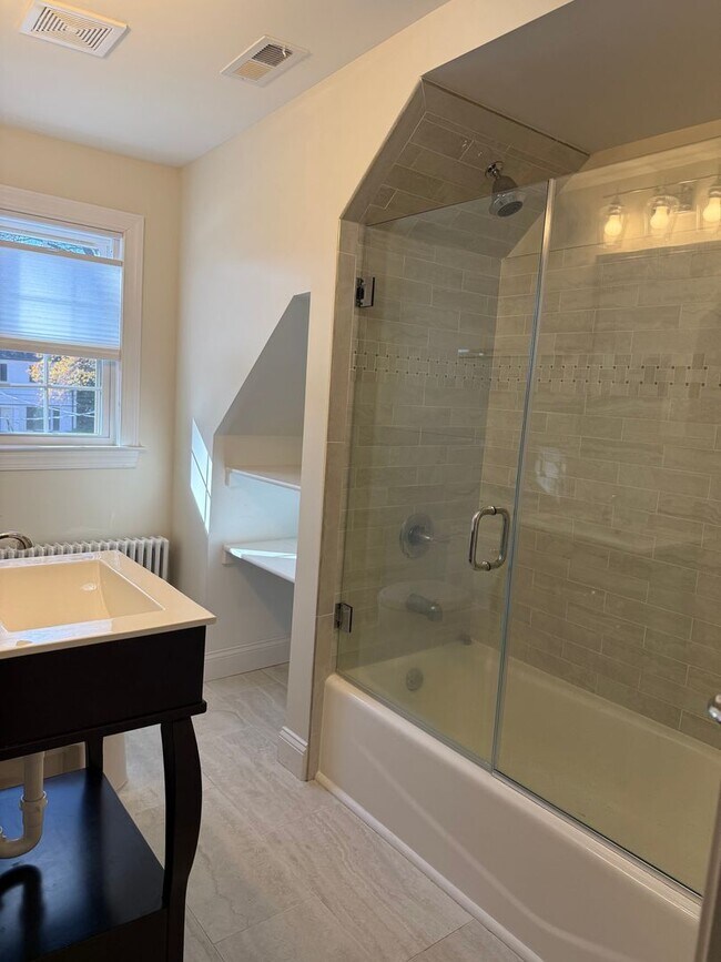 Building Photo - Discover comfort and convenience in charming North Michigan Park!