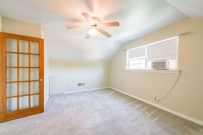 Building Photo - 201 Meadowlawn St