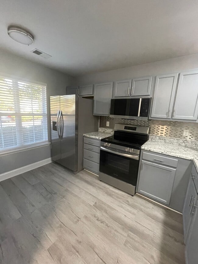Building Photo - Adorable 2 bedroom 2.5 bathroom townhome |...