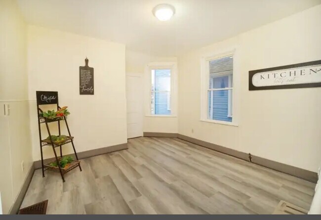 Building Photo - 305 Eaton Ave