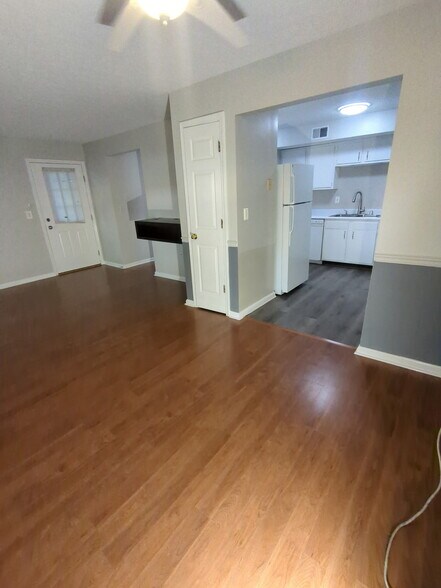 Building Photo - 818 Rubel Ave