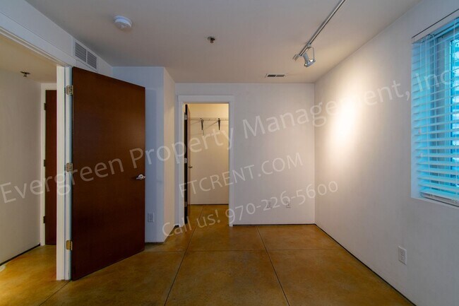 Building Photo - 318-320 W Myrtle