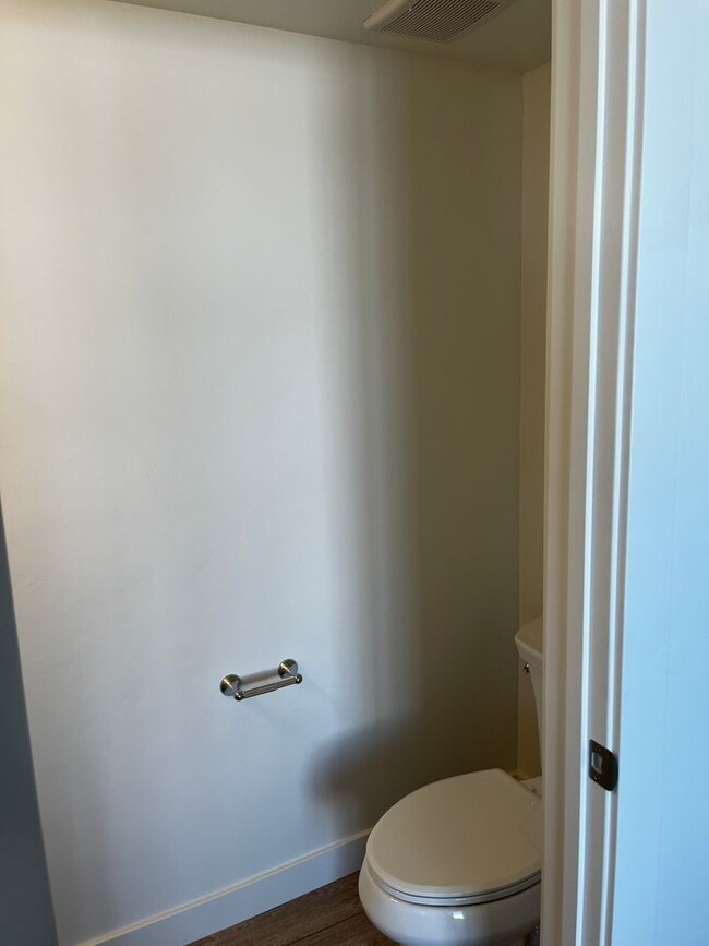 Building Photo - GET $500 OFF THE FIRST MONTHS RENT!!!!