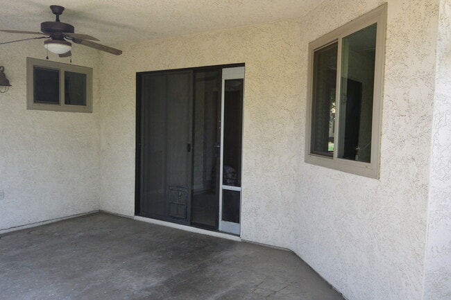 Building Photo - 1933 S Royal Oaks Dr