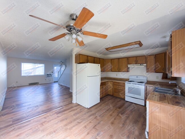 Building Photo - Townhome with a garage