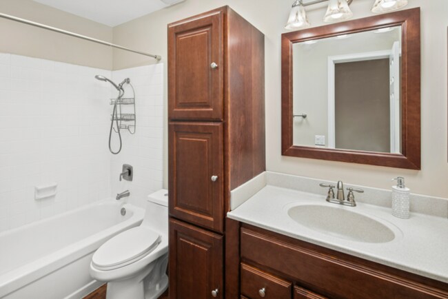 Building Photo - Stunning Ocean Beach Top Floor Corner Beac...