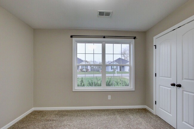 Building Photo - Fresh and Clean 3 bed 2 bath.  Sweet layout!