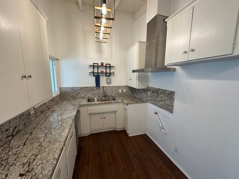 Building Photo - 1711 Holly Dr