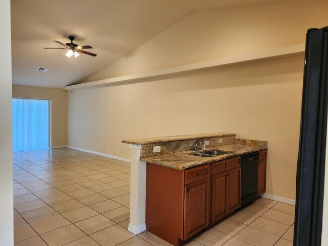 Building Photo - Exceptional 3 bed 2 bath 1 car garage dupl...