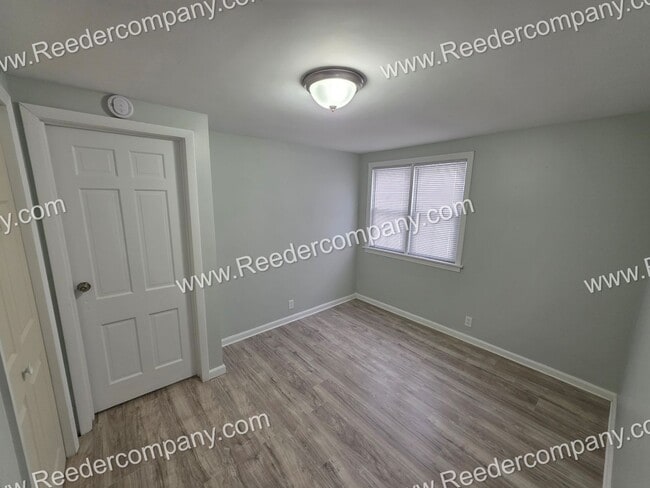 Building Photo - Large 4 bedroom 2 bathroom house