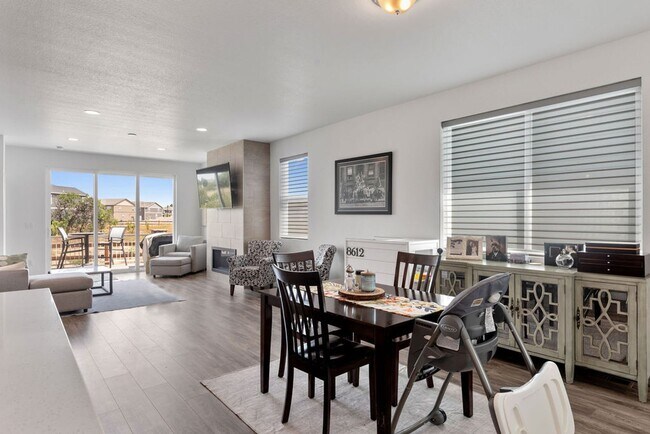 Building Photo - 4 Bedroom, 2 bath in Fort Collins - Backs ...