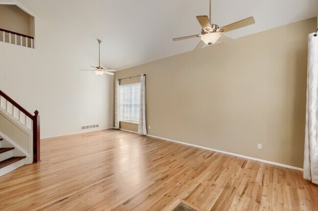 Building Photo - Evolve Real Estate: Meticulous Executive 4 Bedroom Plus Finished Basement Available IMMEDIATELY!