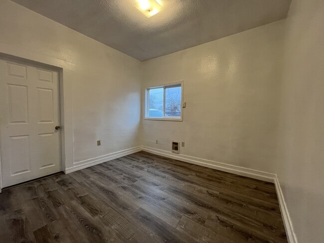 Building Photo - 1803 SE Salem Ave