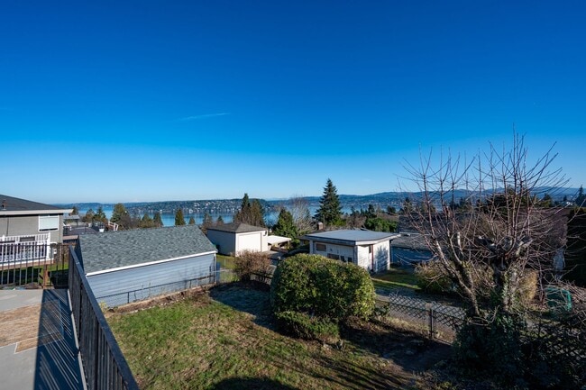Building Photo - 3 Bedroom Home in Rainer Beach - Beautiful view over Lake Washington