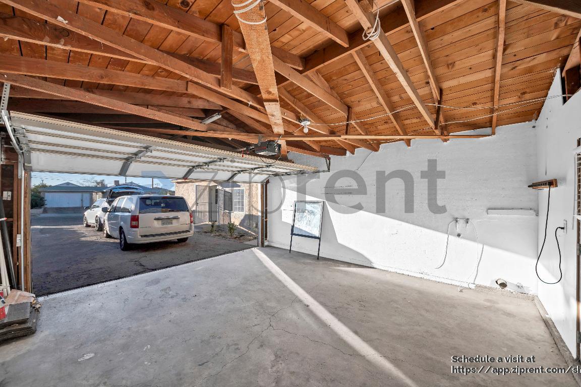 Building Photo - 301 Maxine Ave