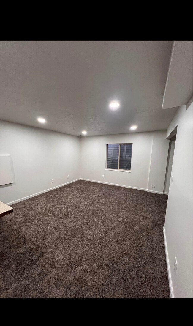 Building Photo - 3004 S Perennial Ct