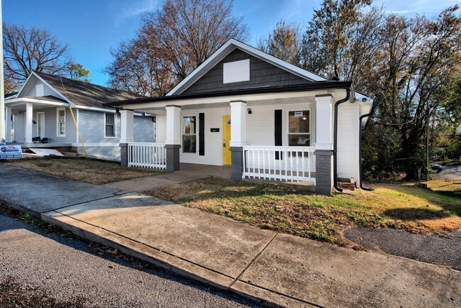 Building Photo - 2 Bedroom Home For Rent Near The Old Train Station!