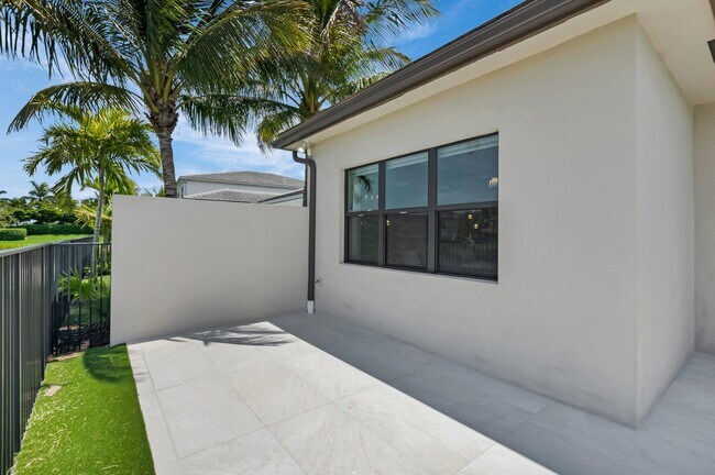 Building Photo - 17112 Aquavera Way