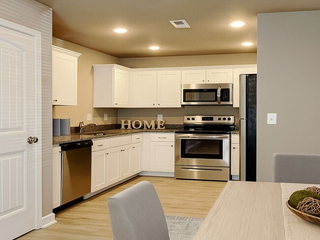 Building Photo - Charming 3BR/2BA Ranch Duplex w/ Garage – Colonial Gardens