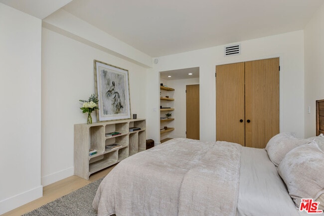 Building Photo - 818 N Doheny Dr