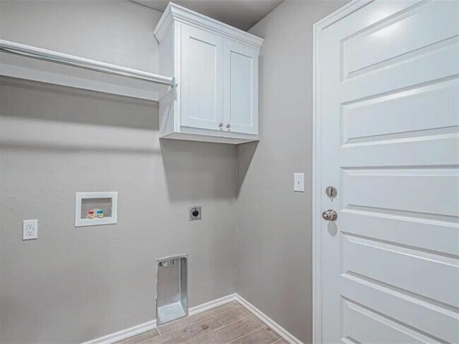 Building Photo - 1529 Highland Loop