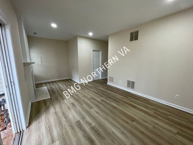 Building Photo - 22525 Maison Carree Square