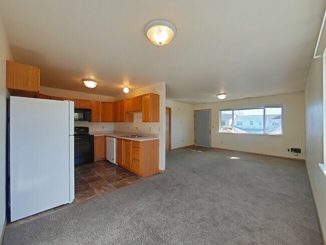 Building Photo - 3 Bedroom with DETACHED GARAGE! Great Cent...