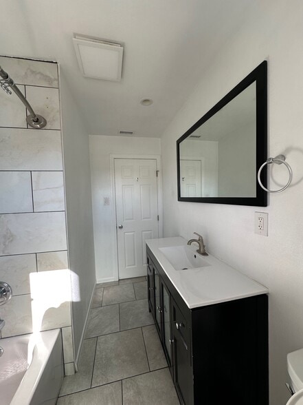 Main bathroom - 11828 State St