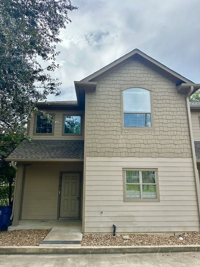 Building Photo - 214 S Tesch St