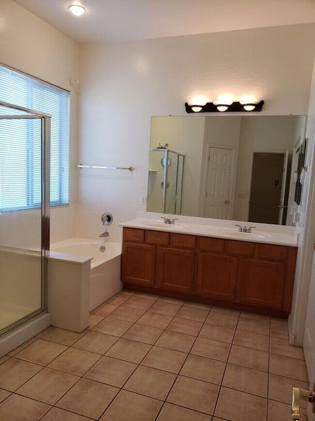 Building Photo - 760 E Indian Wells Pl