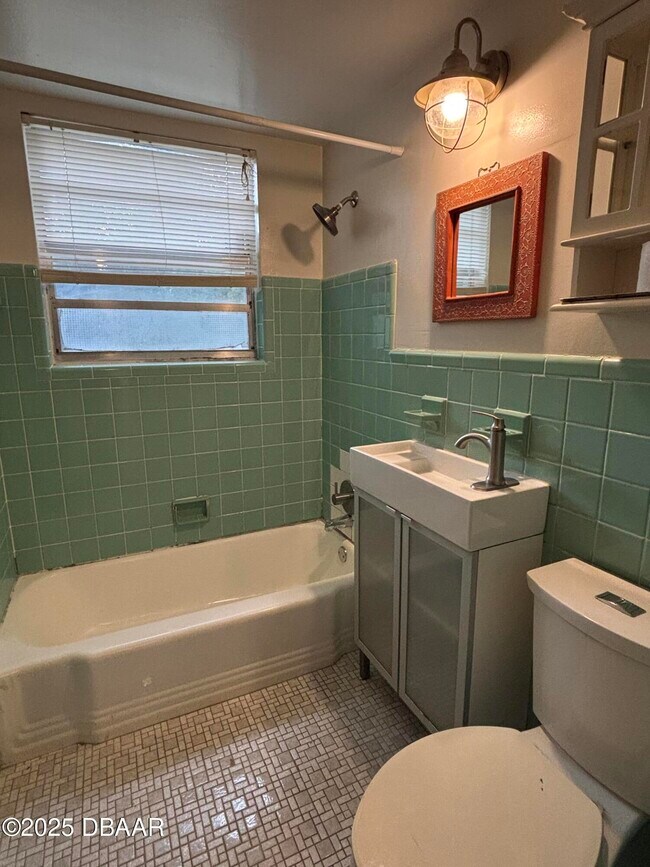 Building Photo - 724 Greenway Pl