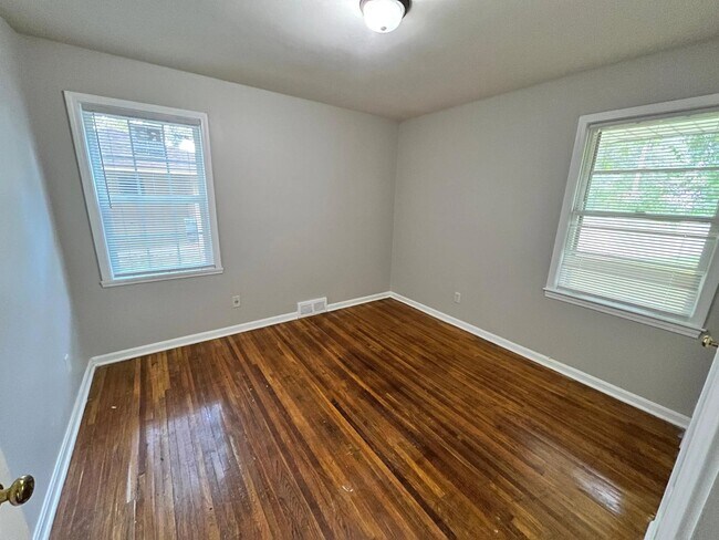 Building Photo - 4368 Gardenview Dr
