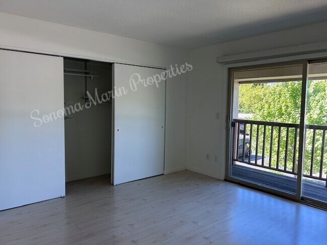Building Photo - Spacious 2 bedroom, 1.5 bath condo in Ever...