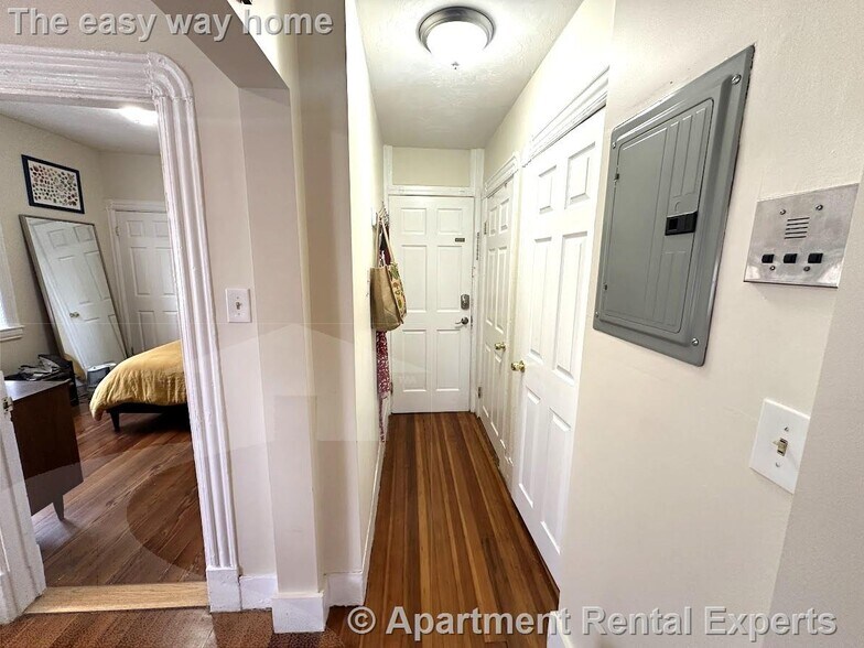 Building Photo - 1056 Cambridge St