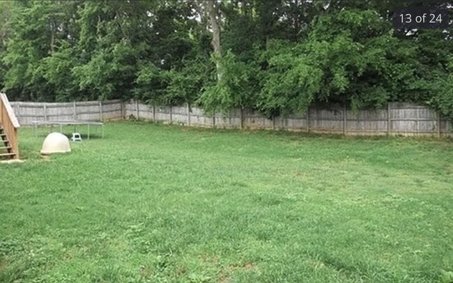 Building Photo - 4 bed/3bth with over 2000 sq ft. In beauti...