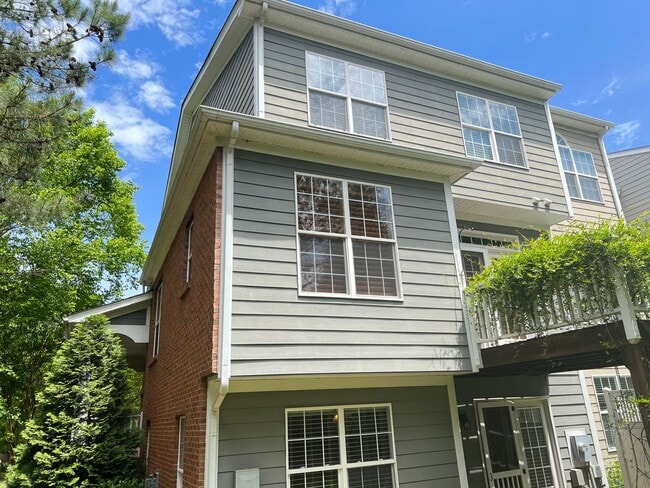 Building Photo - Spacious 3 Bed | 3.5 Bath End Unit Townhom...